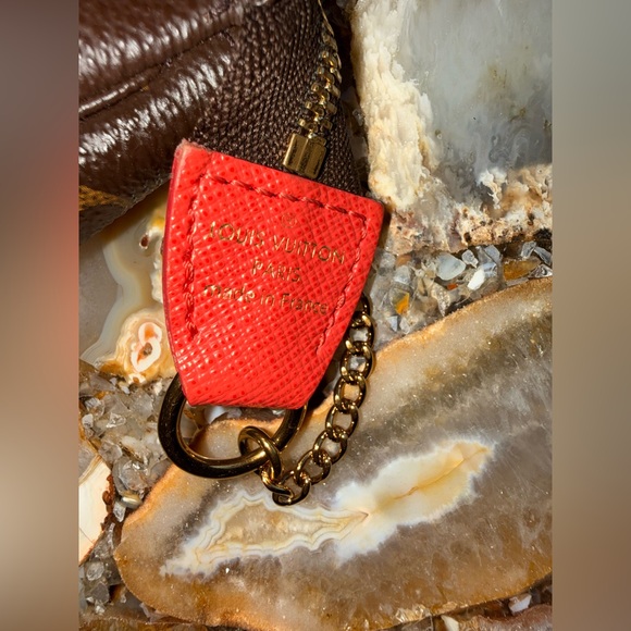 AUTHENTIC LOUIS VUITTON Monogram Evasion Illustré Mini Pochette Accessoires - Picture 10 of 12
